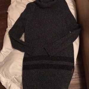 Turtle neck roots sweater